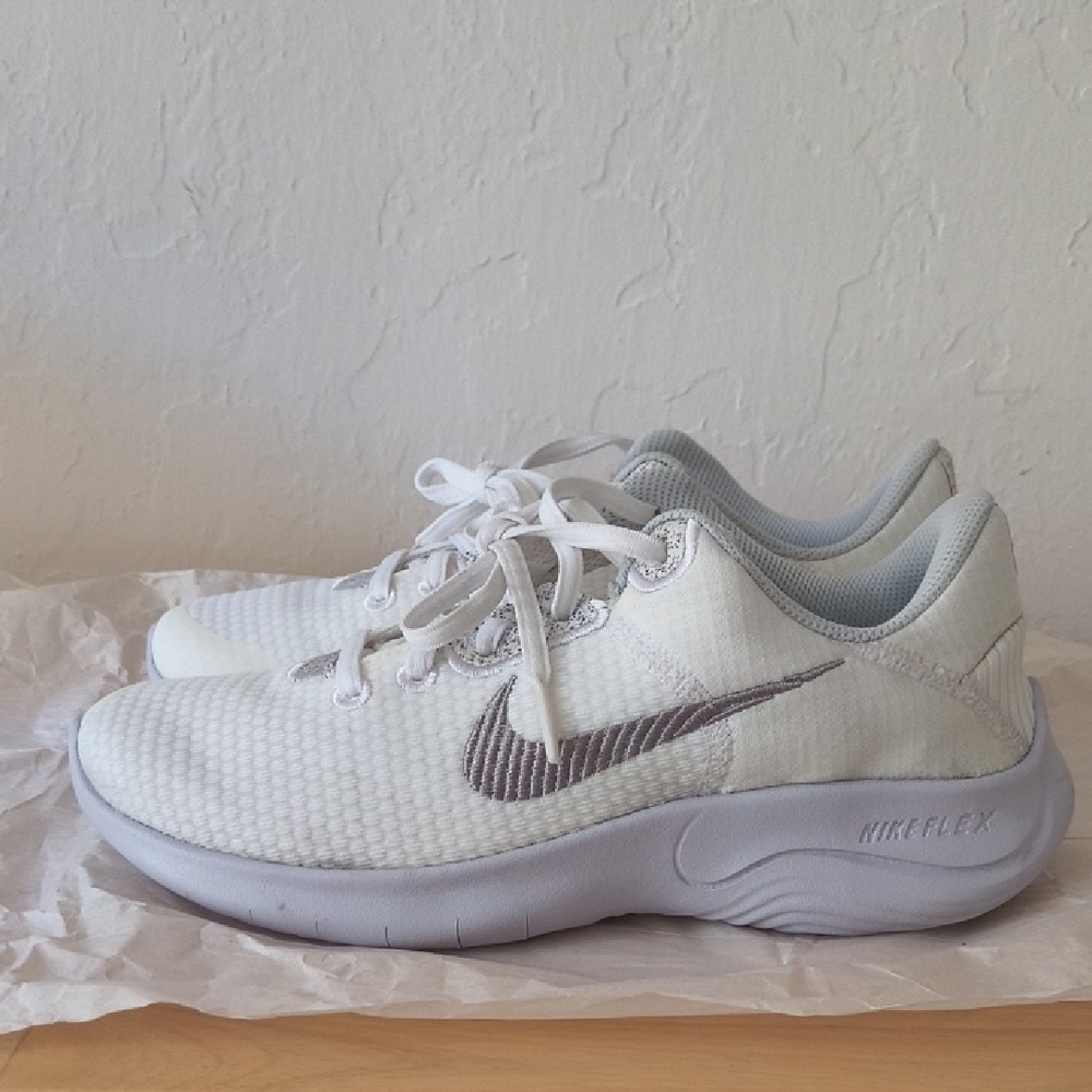 Nike Flex White and Gray Running Shoes - Picture 3 of 6